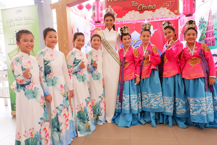 Top 20 Miss Earth Thạch Thu Thảo cùng với 2 đội tuyển dự chung kết tại sân chơi “Thiếu nhi Việt Nam - Vươn ra thế giới" - Ảnh: K.ANH