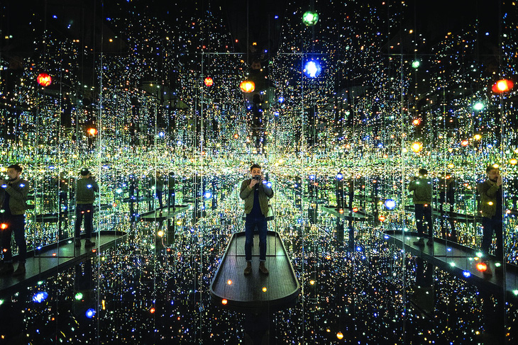 Căn phòng gương Infinity Room của Yayoi Kusama.  Ảnh: Evan Mitsui/CBCNews