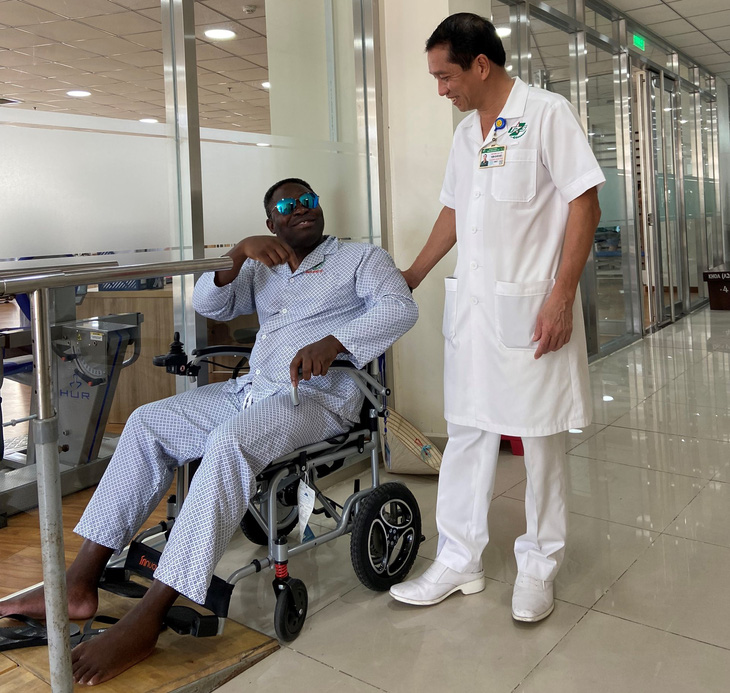 Bác sĩ Việt hồi sinh đôi chân liệt 8 năm cho bệnh nhân Canada - Ảnh 1.
