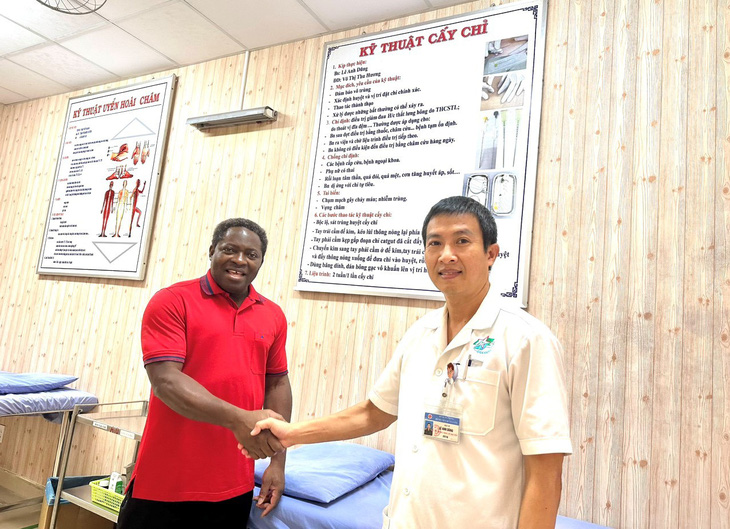 Bác sĩ Việt hồi sinh đôi chân liệt 8 năm cho bệnh nhân Canada - Ảnh 2.