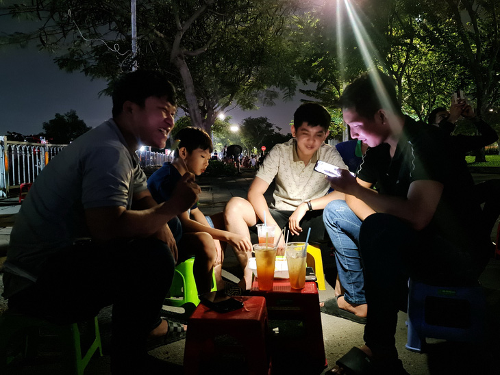 Dù ở xa, Nguyễn Hồng Vũ (bìa trái) cùng hội anh em thường vui đêm ở bờ đông sông Sài Gòn - Ảnh: CÔNG TRIỆU