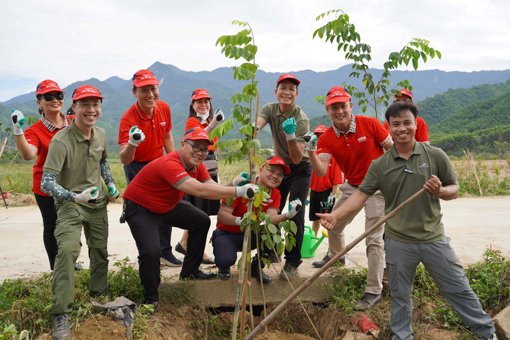 Niềm vui của nhân viên, tư vấn tài chính Dai-ichi Life Việt Nam tại chương trình trồng cây