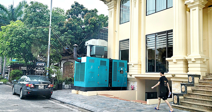 Một khách sạn tại phường Bãi Cháy, thành phố Hạ Long, tỉnh Quảng Ninh phải huy động máy phát điện công suất lớn để duy trì hoạt động trong lúc bị cắt điện - Ảnh: TIẾN THẮNG