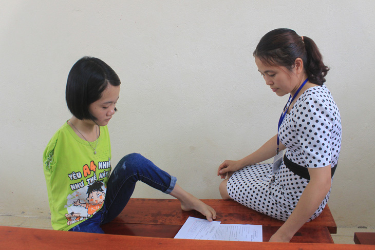 Cô gái không tay Lê Thị Thắm được tuyển đặc cách làm giáo viên - Ảnh 2.