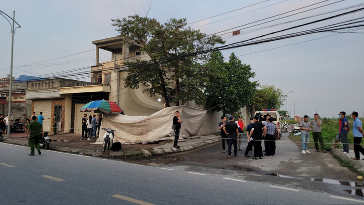 Trinh sát hình sự Công an TP Hải Phòng và Công an quận Dương Kinh khoanh vùng hiện trường để khám nghiệm - Ảnh: TIẾN THẮNG