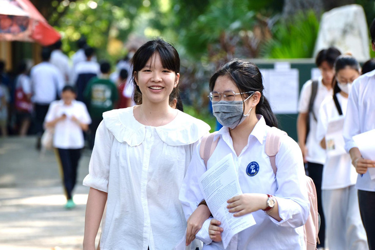 &quot;Đề thi quá dễ. Chúng em đã hoàn thành bài thi rất tốt, đạt 70-80% bài thi&quot;, nhiều thí sinh cho hay - Ảnh: NGUYÊN BẢO