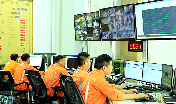 Công nhân vận hành Nhà máy thủy điện Bản Vẽ, Nghệ An - Ảnh: DOÃN HÒA