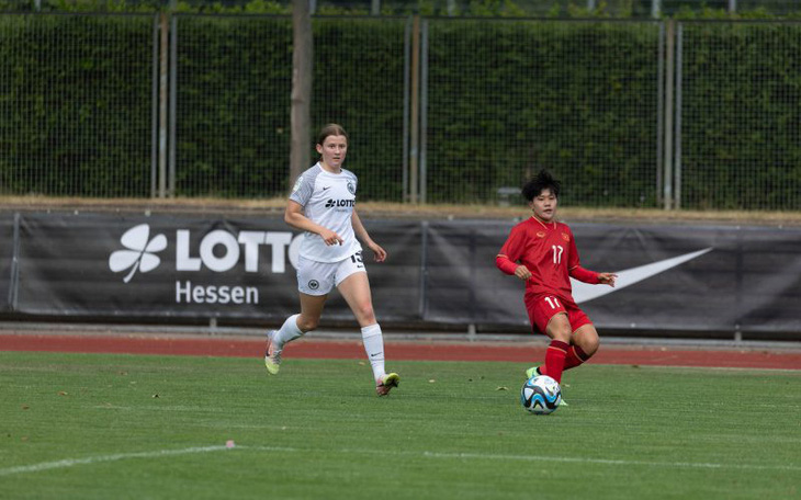 Tuyển nữ Việt Nam đánh bại Eintracht Frankfurt 2-1