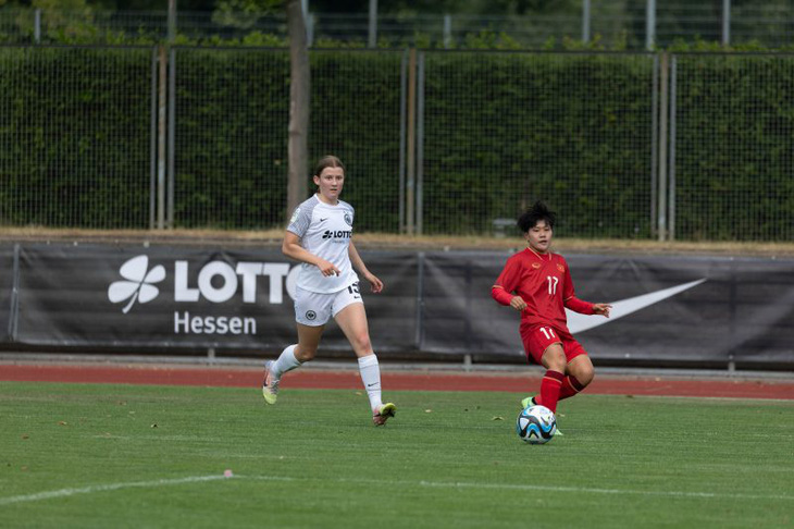 Tuyển nữ Việt Nam đánh bại Eintracht Frankfurt 2-1 - Ảnh 1.