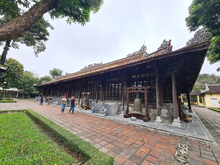Bảo tàng Cổ vật cung đình Huế đang sử dụng điện Long An - ngôi điện bằng gỗ có kiến trúc độc đáo bậc nhất Việt Nam - làm nơi trưng bày cổ vật - Ảnh: NHẬT LINH