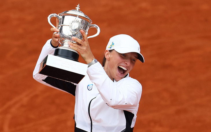 Vô địch Roland Garros 2023, Iga Swiatek sánh ngang Osaka, Kim Clijsters
