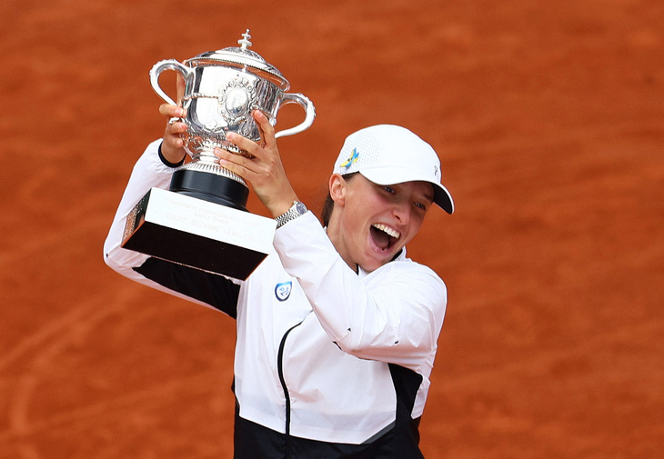 Vô địch Roland Garros 2023, Iga Swiatek sánh ngang Osaka, Kim Clijsters - Ảnh 1.