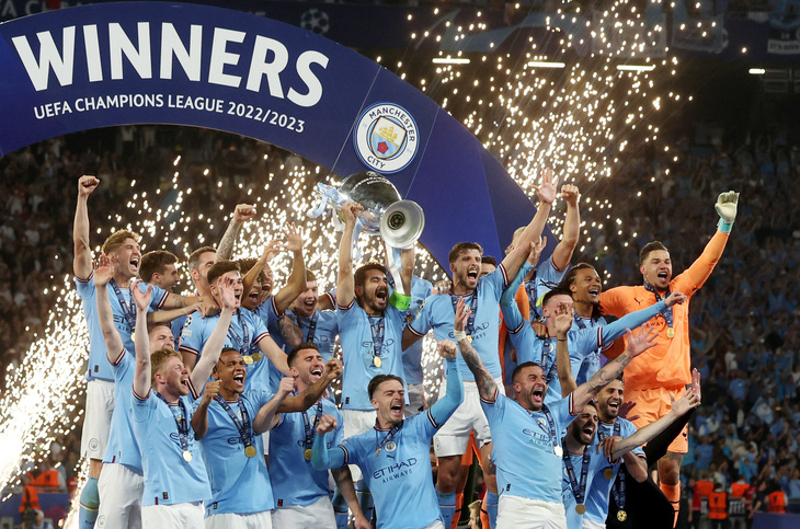 Màn nâng cúp của Man City. Đây là lần đầu tiên họ vô địch Champions League và đồng thời giành cú ăn 3 lịch sử - Ảnh: REUTERS