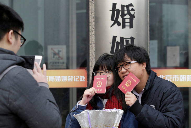 Số đăng ký kết hôn của Trung Quốc giảm kỷ lục - Ảnh 1.