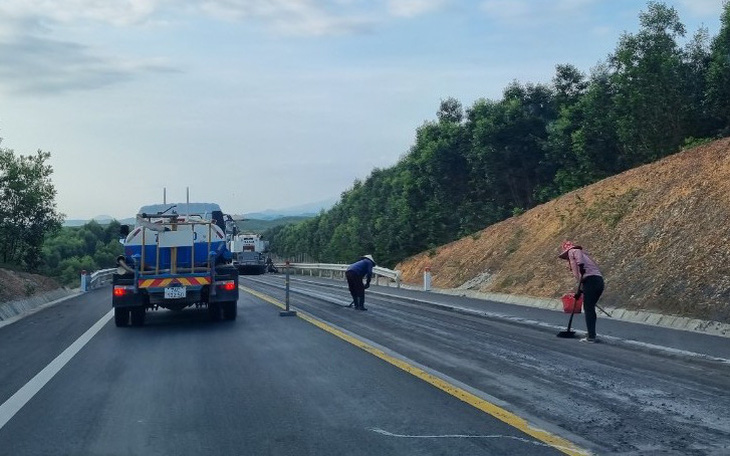 Cao tốc Cam Lộ - La Sơn đang khắc phục lồi lõm mặt đường