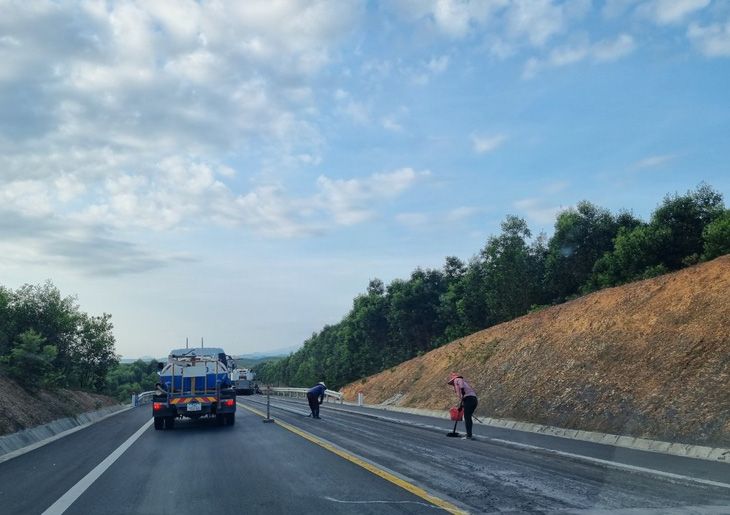 Cao tốc Cam Lộ - La Sơn đang khắc phục lồi lõm mặt đường - Ảnh 1.
