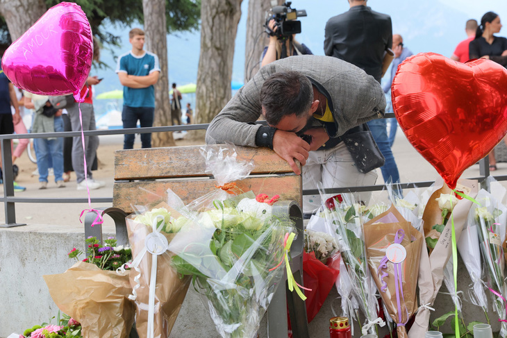Người đàn ông đau buồn vì hành vi tấn công trẻ em ở công viên tại Annecy - Ảnh: REUTERS