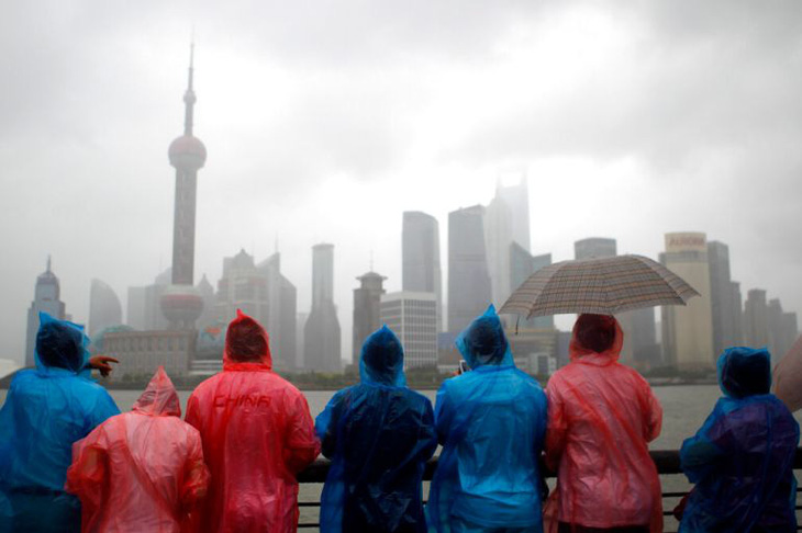 Mưa bão khắp Trung Quốc, cần cẩu 450 tấn đè chết 3 bảo vệ - Ảnh 1.