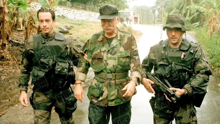 Bob Denard - trùm đánh thuê nổi tiếng người Pháp (giữa) - đầu hàng lính dù Pháp ngày 5-10-1995 sau khi tiến hành âm mưu đảo chính tại đảo quốc Comoros (châu Phi) - Ảnh: Paris Match
