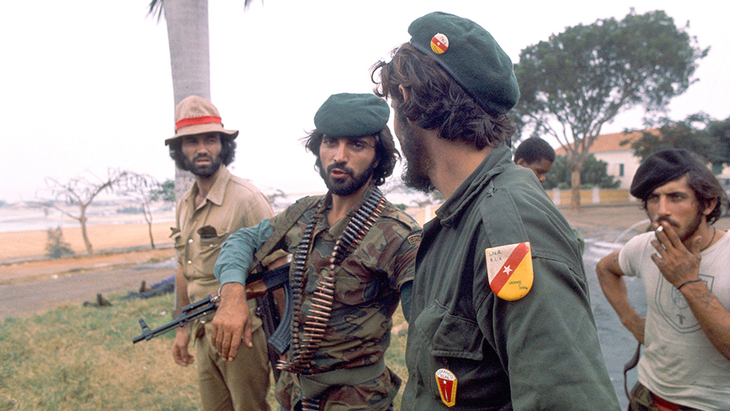 Lính đánh thuê Bồ Đào Nha chiến đấu cho Mặt trận Dân tộc giải phóng Angola năm 1975 - Ảnh: Don Carl Steffen