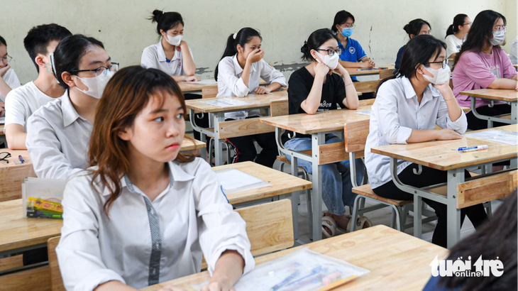Thí sinh thi vào lớp 10 ở Hà Nội trước giờ thi môn văn sáng 10-6 - Ảnh: NAM TRẦN