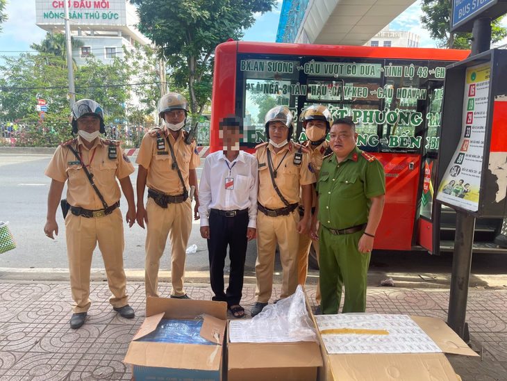 Xe buýt Phương Trang tại TP.HCM chở 1.700 gói thuốc lá lậu - Ảnh 1.