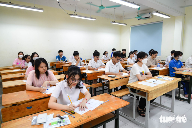 Kỳ thi lớp 10 tại Hà Nội: Đề toán in mờ khiến thí sinh hiểu lầm? - Ảnh 1.