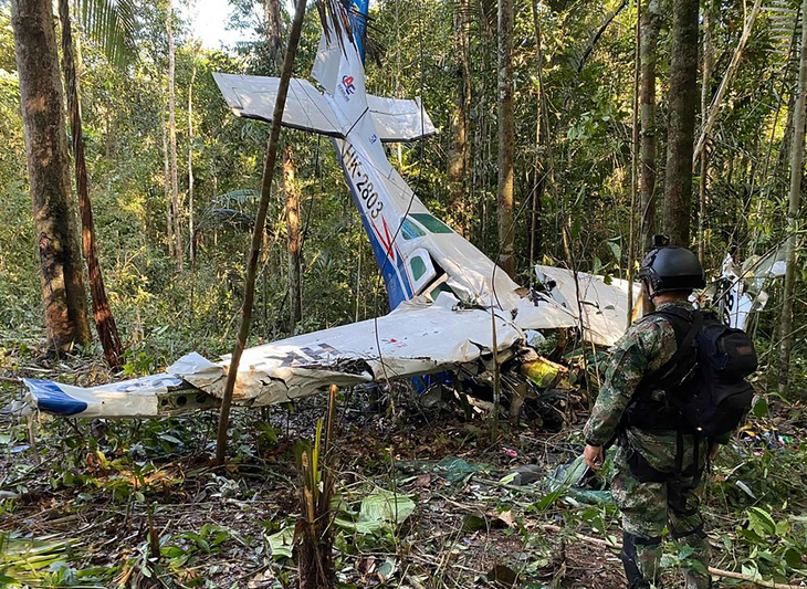 Hiện trường máy bay rơi - Ảnh: AFP