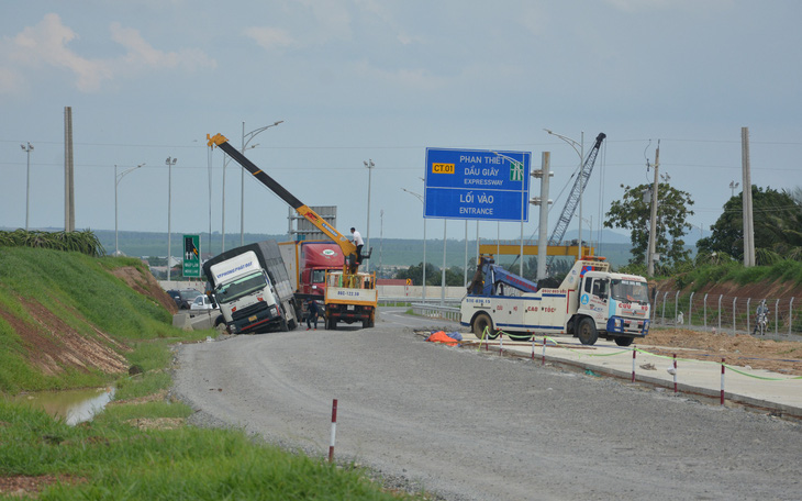 Xe tải sạt lề, nút giao Ba Bàu lên cao tốc Phan Thiết - Dầu Giây kẹt cứng