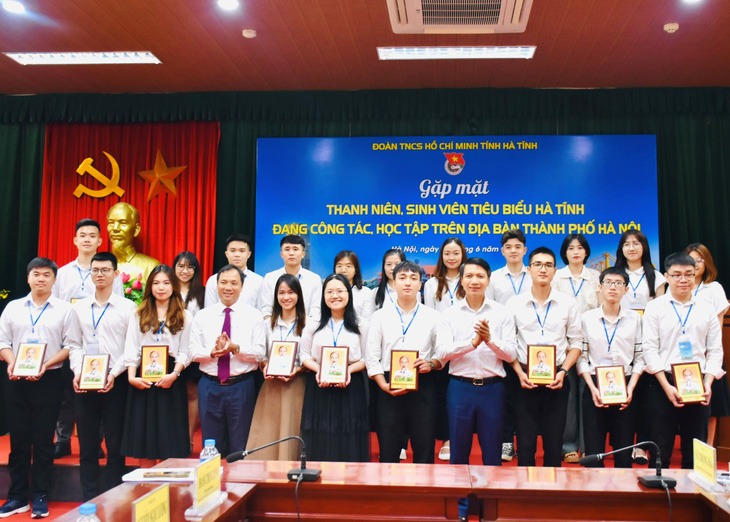 Hà Tĩnh tiếp tục thu hút sinh viên xuất sắc vào cơ quan nhà nước - Ảnh 1.