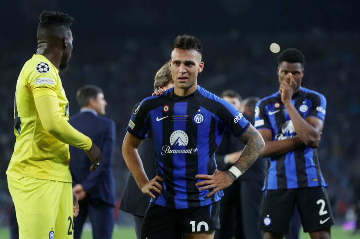 Vẻ mặt thất vọng của Lautaro Martinez cùng các cầu thủ Inter Milan. Họ đã chơi một trận sòng phẳng với Man City, đội bóng được đánh giá cao hơn rất nhiều trong trận chung kết - Ảnh: REUTERS