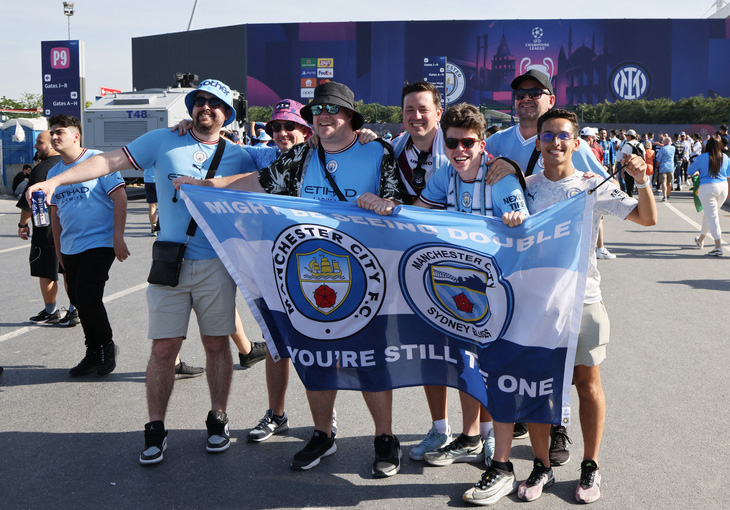 Các CĐV Man City bên ngoài sân Olympic Ataturk trước trận chung kết Champions League - Ảnh: REUTERS