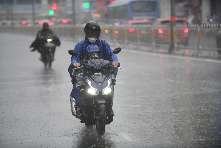 Hôm nay gió mùa tây nam duy trì cường độ hoạt động, thời tiết Nam Bộ có mưa vừa đến mưa to - Ảnh: QUANG ĐỊNH