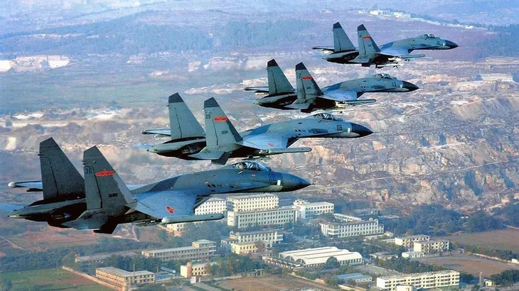 Đài Loan nói 10 chiến đấu cơ Trung Quốc bay qua ranh giới ở eo biển - Ảnh 1.