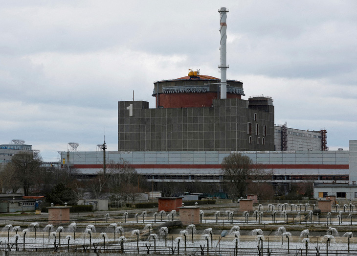Nhà máy điện hạt nhân Zaporizhzhia đóng lò phản ứng cuối cùng sau khi đập Nova Kakhovka vỡ - Ảnh 1.