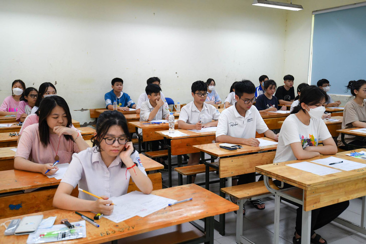 Thí sinh dự thi lớp 10 Hà Nội năm 2023 - Ảnh: NAM TRẦN