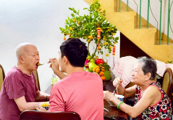 Trương Minh Quốc Thái chăm sóc bữa ăn cho ba mẹ - Ảnh: NVCC