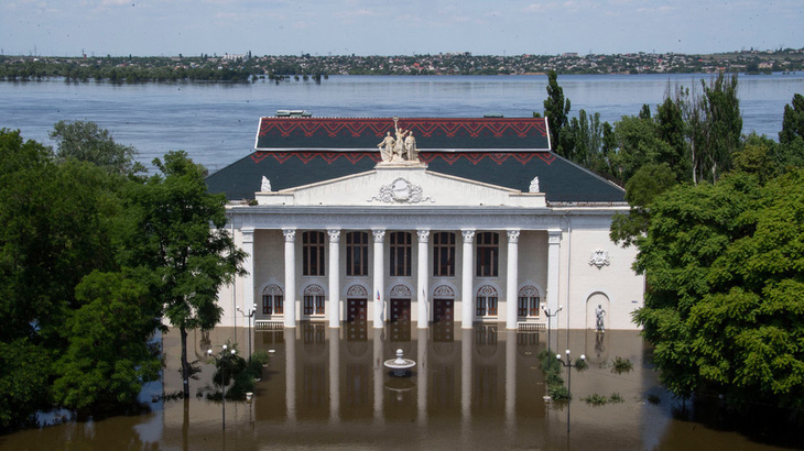 Vỡ đập Nova Kakhovka gây thiệt hại 138 triệu USD - Ảnh 1.