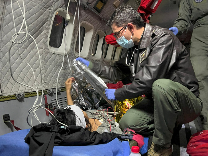 Các quân nhân đang kiểm tra sức khoẻ cho một trong những đứa trẻ trên chuyến bay về thủ đô Bogotá ngày 10-6 - Ảnh: AFP