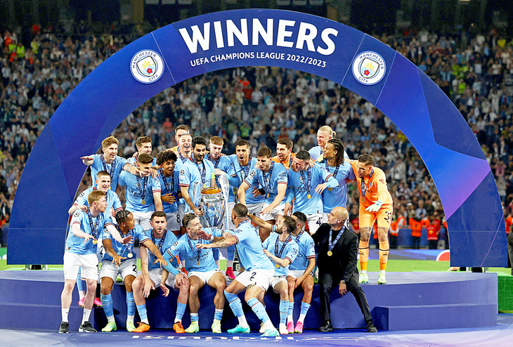 Toàn đội Man City ăn mừng chức vô địch Champions League - Ảnh: Reuters