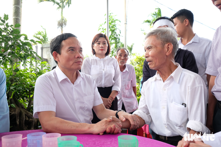 Phó thủ tướng Trần Lưu Quang thăm hỏi nạn nhân vụ 2 trụ sở UBND xã bị tấn công - Ảnh 1.