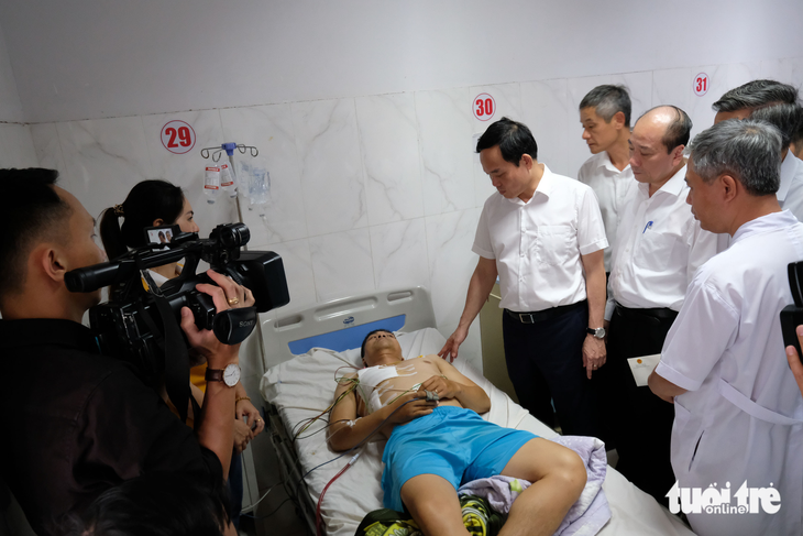 Phó thủ tướng động viên đại úy Lê Kiên Cường (35 tuổi), cán bộ Công an xã Ea Ktur - nạn nhân trong vụ hai trụ sở UBND xã bị tấn công - Ảnh: MAI VINH