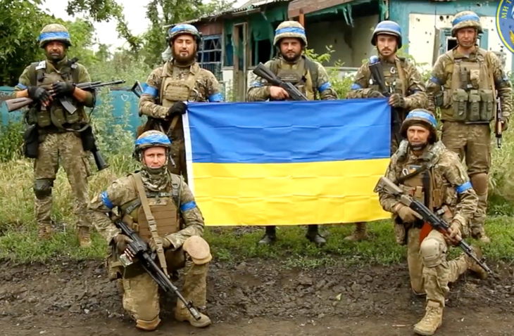 Binh sĩ Ukraine giương cờ giải phóng ngôi làng Storozheve, vùng Dontesk, trong một đoạn video clip chưa được xác minh vào ngày 12-6 - Ảnh: Reuters