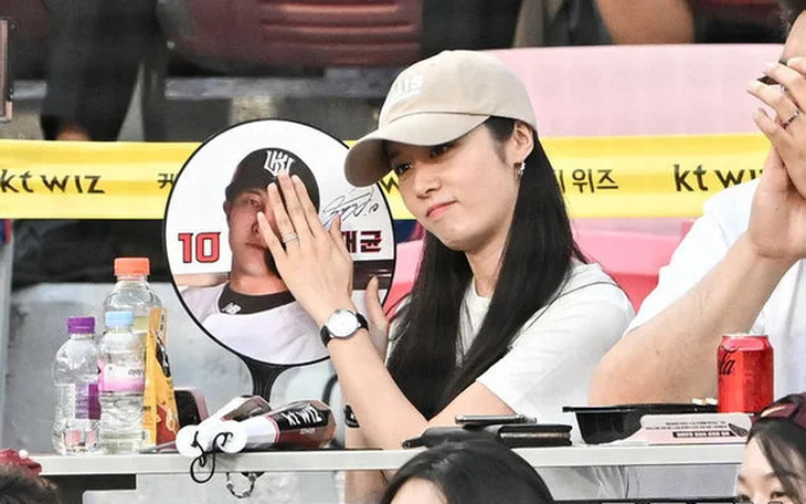 Netizen bất bình khi Park Ji Yeon bị MC bóng chày đùa cợt