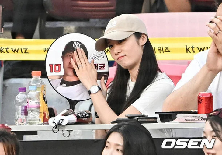Netizen bất bình khi Park Ji Yeon bị MC bóng chày đùa cợt - Ảnh 4.