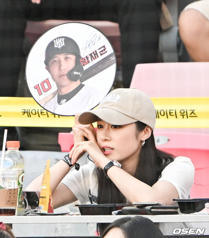Netizen bất bình khi Park Ji Yeon bị MC bóng chày đùa cợt - Ảnh 3.