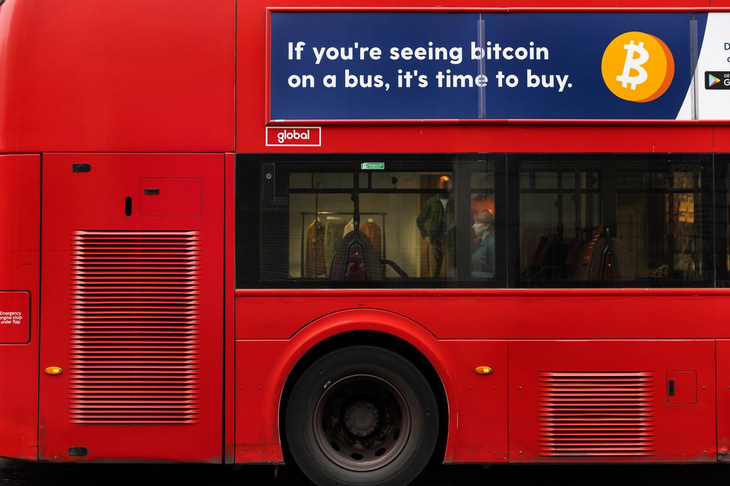 Một quảng cáo về đồng tiền điện tử bitcoin trên xe buýt ở West End, London. Ảnh: cnbc.com