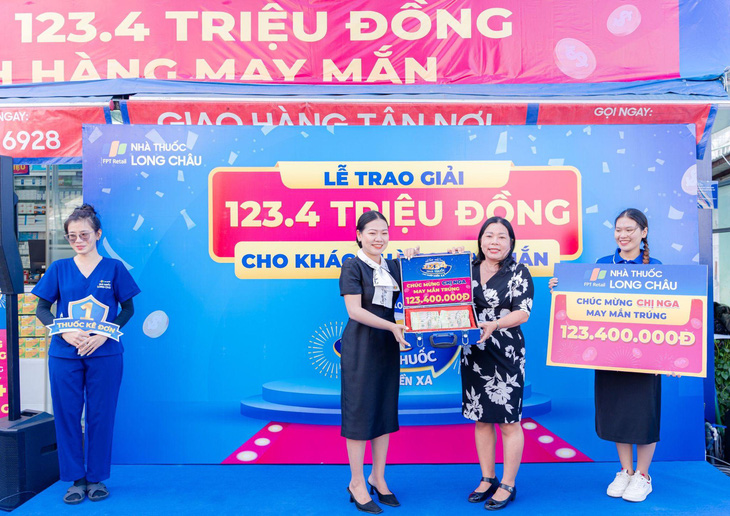 FPT Long Châu đã trao giải thưởng tiền mặt trị giá 123.400.000 đồng cho khách hàng may mắn đầu tiên