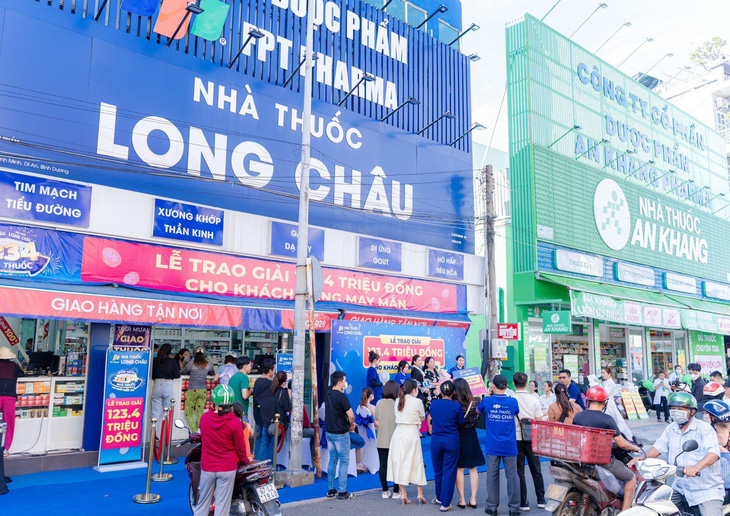 Mua sắm tại FPT Long Châu nữ khách hàng bất ngờ trúng ngay 123.400.000 đồng tiền mặt - Ảnh 2.
