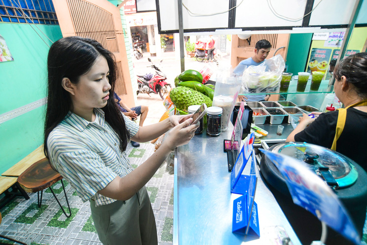 Thanh toán tiền trà sữa bằng app Ngân hàng Vietcombank tại quán Chang Chang, quận Phú Nhuận, TP.HCM - Ảnh: QUANG ĐỊNH